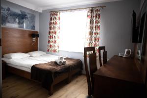 a bedroom with a bed and a window at Gryglówka in Zieleniec