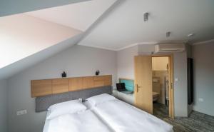 Tempat tidur dalam kamar di Duett - Urban Rooms