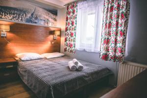 雪列涅斯的住宿－Gryglówka，一间卧室配有一张床,上面有两条毛巾