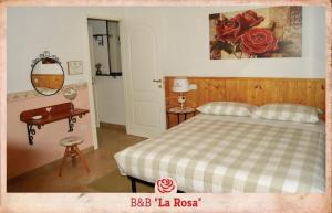 Un pat sau paturi într-o cameră la B&B La Rosa