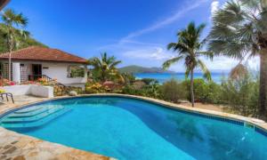 维尔京戈尔达岛VILLA VALMARC的可以看到海景的游泳池