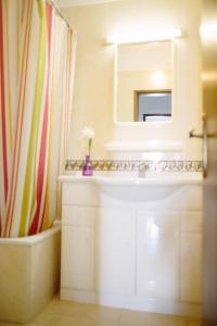 La salle de bains est pourvue d'un lavabo et d'un miroir. dans l'établissement Dunas do Alvor - Budget, à Alvor