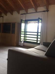 1 dormitorio con cama y ventana en Casa Silvia, en Ledro