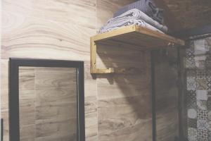 Un espejo en una pared al lado de una pared de madera. en Casa Do Campo, en Peniche 50 fotos más