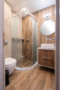 Un baño con ducha, inodoro y lavabo. en J Villara's Luxury Suites, en Tesalónica