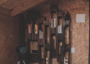 ein Zimmer mit einer Wand mit Büchern darauf in der Unterkunft Casa Do Campo in Peniche