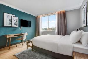 Tempat tidur dalam kamar di Radisson Hotel and Conference Centre London Heathrow