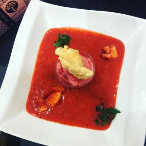 un plato blanco con salsa roja con una bebida en Le Blockhaus de Domléger et Spa, en Domléger