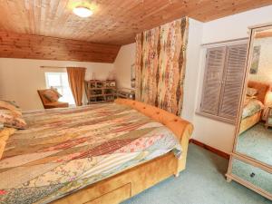 - une chambre avec un lit dans une pièce dotée d'une fenêtre dans l'établissement Isaacs Cottage, à Hexham