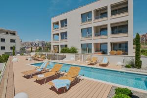 Bazén v ubytovaní Eol Apartments Split alebo v jeho blízkosti