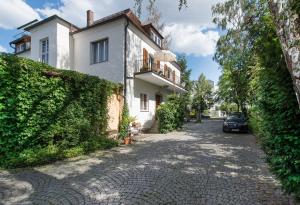 a cobblestone street in front of a white house at Ferienwohnung Wilhelmine in Bayreuth