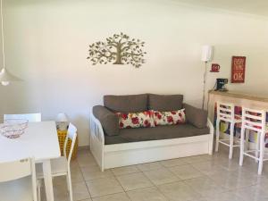 uma sala de estar com um sofá e uma mesa em Flat Amarilis und 110 Riviera de Sao Lourenco SP em Riviera de São Lourenço