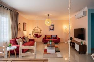 TV a/nebo společenská místnost v ubytování The 2BDR Compelling Condo 5 min to CAI Airport