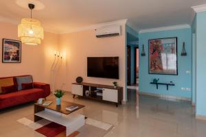 TV a/nebo společenská místnost v ubytování The 2BDR Compelling Condo 5 min to CAI Airport + 33 fotografií