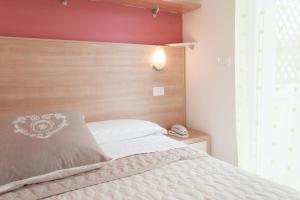 A bed or beds in a room at B&B Airone Cervia - Camere e Appartamenti