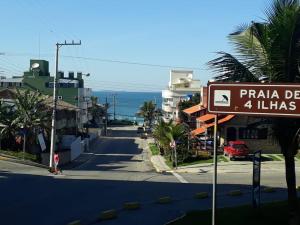 a street with a sign on the side of the road at Vila de Sol in Bombinhas
