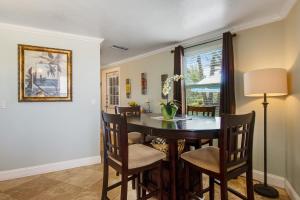 una sala da pranzo con tavolo, sedie e una finestra di Gulf View Cottage #3 a Bradenton Beach Altre 18 foto