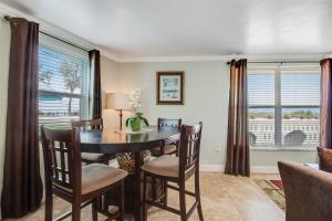una sala da pranzo con tavolo e sedie di Gulf View Cottage #3 a Bradenton Beach