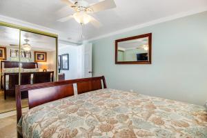 A bed or beds in a room at Gulf View Cottage #3