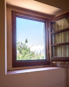 ventana en una habitación con vistas en Casa di Zela en Olmi