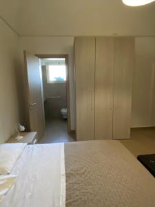 A bed or beds in a room at Porto Gaio Accomodation