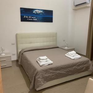 A bed or beds in a room at Porto Gaio Accomodation