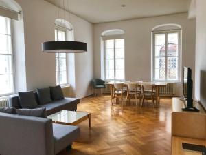 een woonkamer met een bank en een tafel bij Hofgärtnerhaus in Dresden