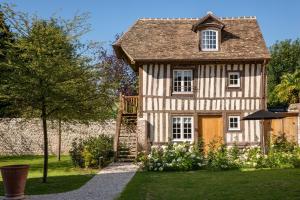 an old house with a garden and a tree at H&ocirc;tel Saint-Delis - La Maison du Peintre - Relais & Ch&acirc;teaux in Honfleur