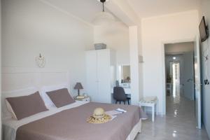 Un pat sau paturi într-o cameră la Alex Studios & Apartments