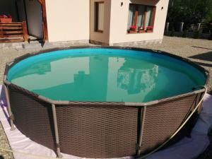 a large swimming pool with a wicker around it at La Casa Alana in Vişeu de Jos