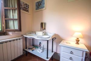 baño pequeño con lavabo y teléfono en Casa di Zela en Olmi