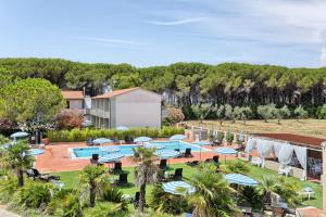 Bazén v ubytování Oleandri Suite Hotel nebo v jeho okolí