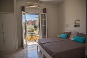 Un pat sau paturi într-o cameră la Alex Studios & Apartments