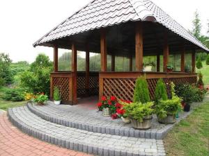 einem Pavillon mit Topfpflanzen auf einem Ziegelboden in der Unterkunft Pokoje Gościnne Kalina in Sandomierz