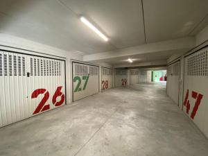uma sala vazia com uma fila de números na parede em Pietraverdemare em Vallebona