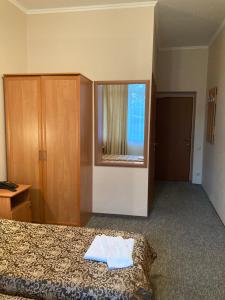 Habitación de hotel con cama y ventana en Аллес, Лазаревское, Одоевского 65В, en Lazarevskoye