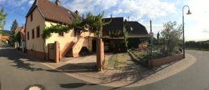 a building on the side of a street with a street at Ferienwohnung Südpfalzblick in Burrweiler