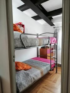 貝爾加的住宿－ATICO Loli，客房内的一组双层床