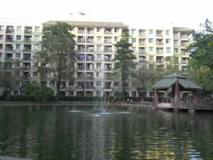 una fuente en un estanque frente a un edificio en The Park Land Bangna by Nudda, en Bangkok
