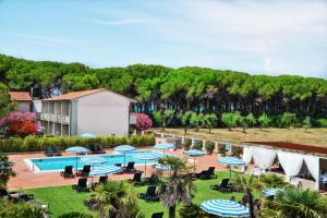 Bazén v ubytování Oleandri Suite Hotel nebo v jeho okolí