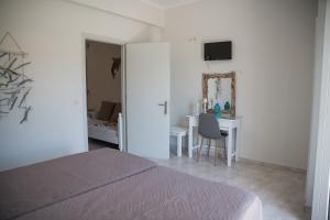 Un pat sau paturi într-o cameră la Alex Studios & Apartments
