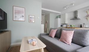 a living room with a couch and a coffee table at Apartamento de diseño en el Sardinero in Santander