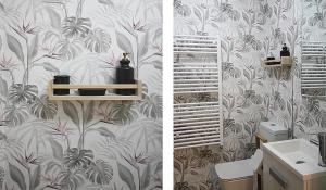 a bathroom with a toilet and a wallpaper at Apartamento de diseño en el Sardinero in Santander +23 photos