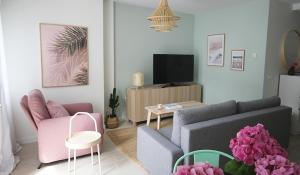 a living room with a couch and a tv at Apartamento de diseño en el Sardinero in Santander