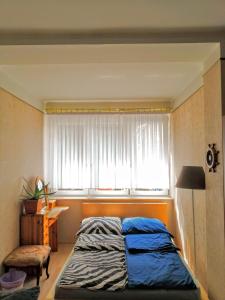 Llit o llits en una habitació de Duże Pokoje Gdańsk Głowny