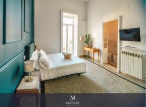 A television and/or entertainment centre at MONART HOSPITALITY Cavour