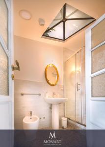 A bathroom at MONART HOSPITALITY Cavour Még 37 kép