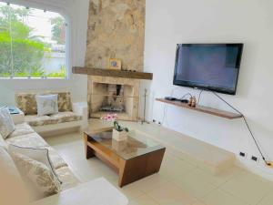 Μια τηλεόραση ή/και κέντρο ψυχαγωγίας στο Villa Jardim Acapulco - Guarujá - Praia de Pernambuco