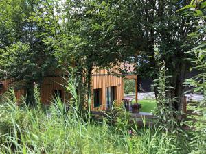 a tiny house in the middle of a garden at Ausseer Chalet (nahe Hallstatt), Appartements in Bad Aussee