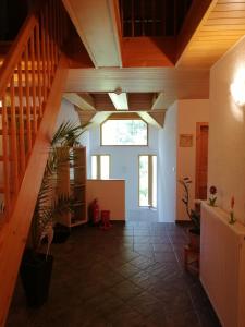 einen Flur mit Holztreppe und ein Zimmer mit Pflanze in der Unterkunft Haus Alexandra Apartment in Bled